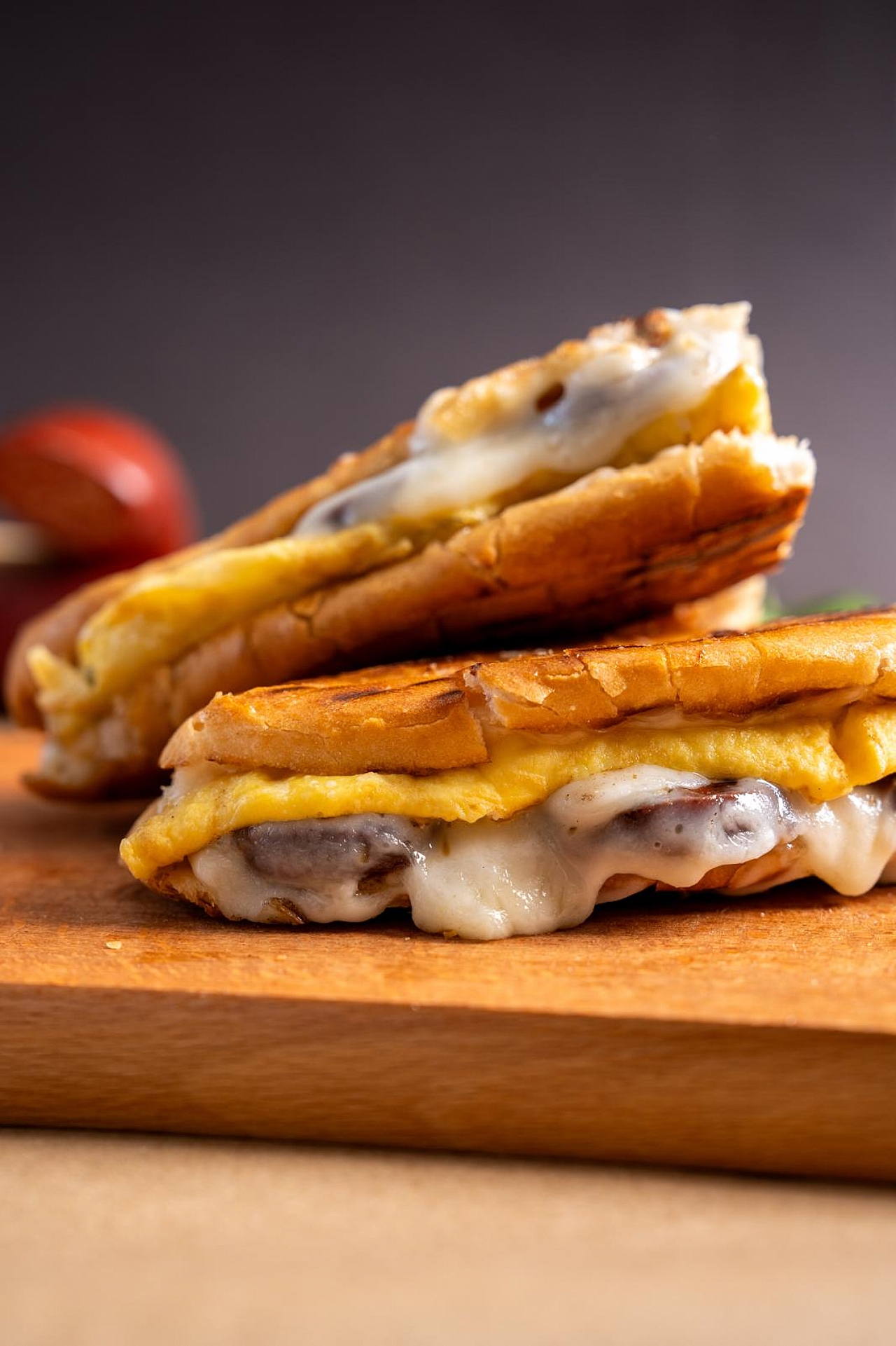 YUMURTALI SUCUKLU TOST